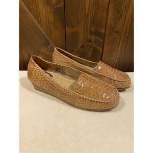 AJ Valencia Patent Leather Low Heel Slip-On Shoe Size 8.5M, Stock#372032